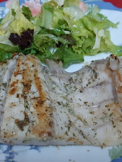 Una foto de Corvina a la plancha con majado de ajo y perejil