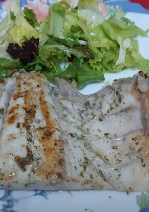 Una foto de Corvina a la plancha con majado de ajo y perejil