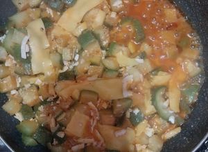 Una foto de Calabacitas con queso amarillo y queso blanco🧀
