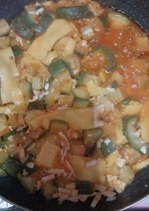 Una foto de Calabacitas con queso amarillo y queso blanco🧀
