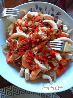 Una foto de Salpicón de pulpitos y langostinos con chimichurri de pimientos