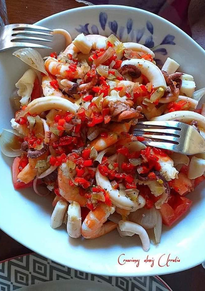 Una foto de Salpicón de pulpitos y langostinos con chimichurri de pimientos