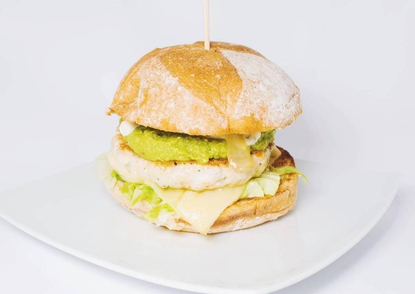 Hamburguesa de pollo con guacamole