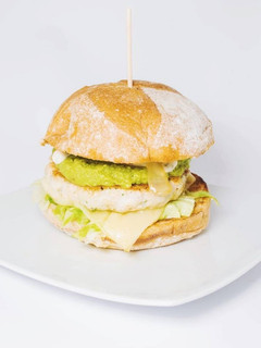 Una foto de Hamburguesa de pollo con guacamole