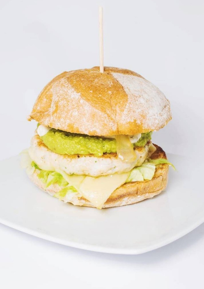 Una foto de Hamburguesa de pollo con guacamole