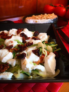 Una foto de Espaguetis de calabacín (zoodles) con mozzarella fresca y salmón a la plancha