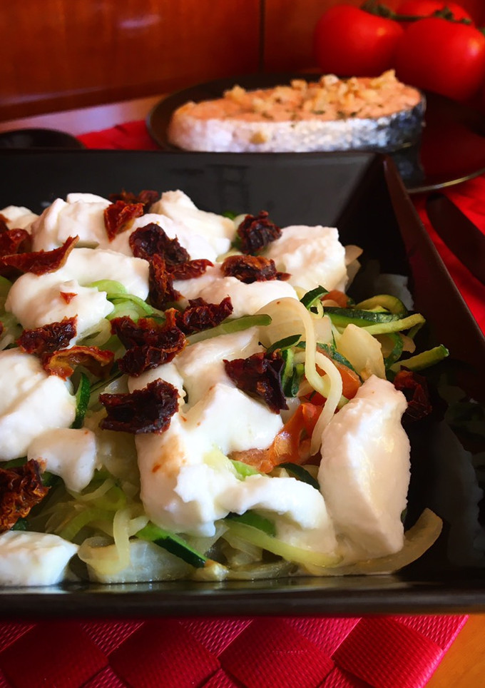 Una foto de Espaguetis de calabacín (zoodles) con mozzarella fresca y salmón a la plancha