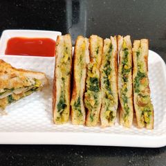 A picture of Cheesy Spinach Corn Sandwich.