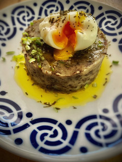 Una foto de Patatas enmascaradas con morcilla y huevo poché