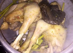 Hình của món Gà hấp sả ớt.