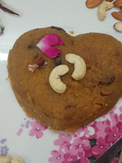 कश्मीरी सूजी का हलवा (Kashmiri Suji ka halwa recipe in Hindi) रेसिपी मुख्य फोटो