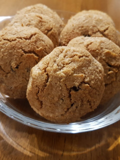 Una foto de Galletitas integrales de miel y coco con pasas de uva