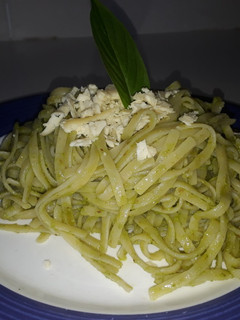 Una foto de Tallarines al pesto