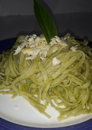 Una foto de Tallarines al pesto