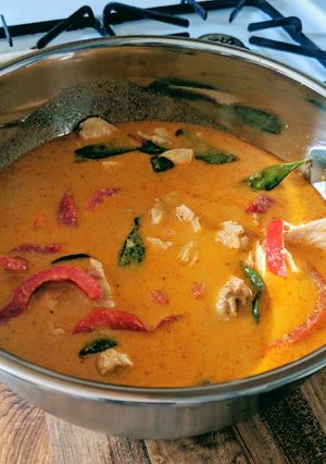 A picture of Thai Red Curry with Snow Peas.