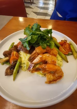 Una foto de Mar y tierra filete de res y camarones a la plancha
