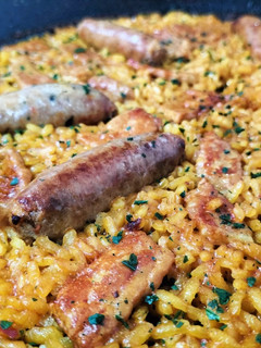 Una foto de Arroz con lomo y longanizas de carne criolla