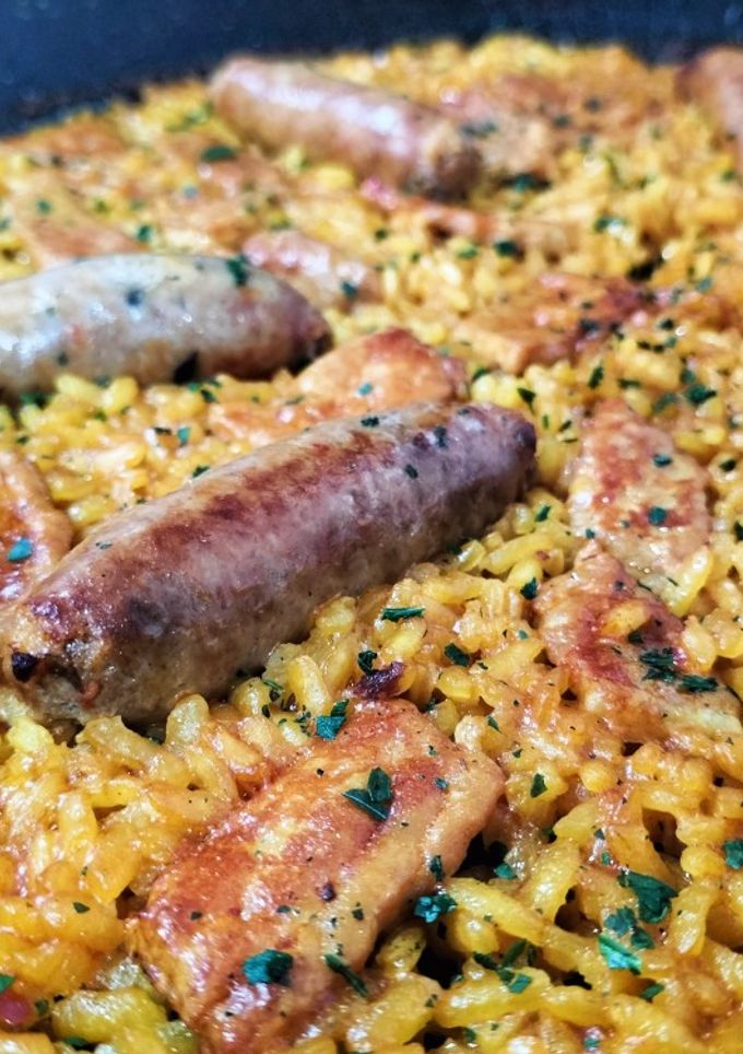 Una foto de Arroz con lomo y longanizas de carne criolla