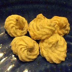 A picture of Crispy walnut meringue .