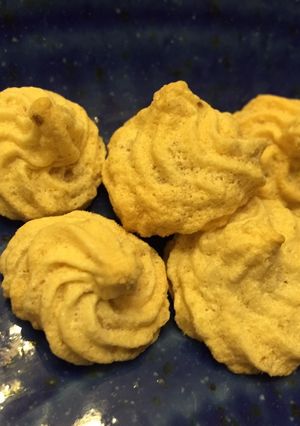 A picture of Crispy walnut meringue .