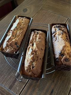 Una foto de Budín con nueces y frutos