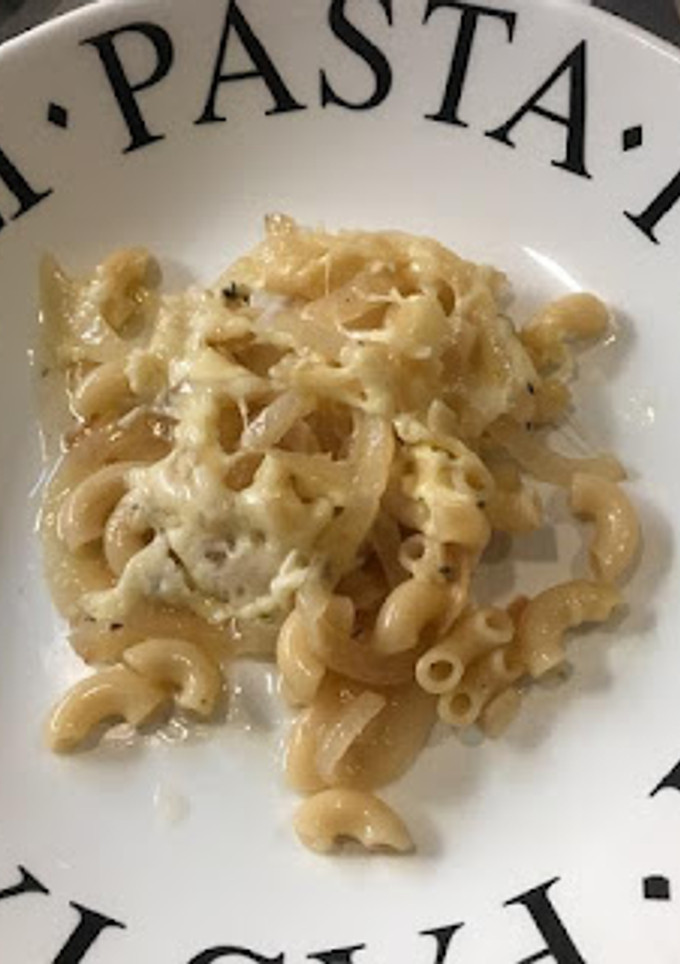 Una foto de Pasta con cebolla y vino
