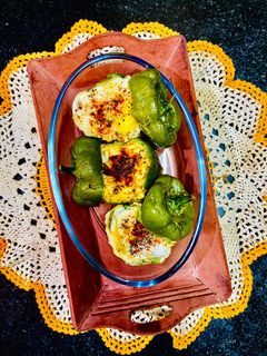 স্টাফ্ড এগ বেলপেপার (stuffed egg bell pepper recipe in Bengali) রেসিপির প্রধান ছবি