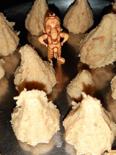 मावा मोदक (Mawa Modak recipe in Hindi) रेसिपी मुख्य फोटो