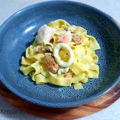 A picture of Tagilatelle with seafood marinara.