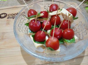 Una foto de Pinchos Caprese