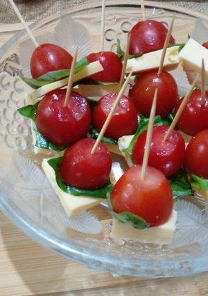 Una foto de Pinchos Caprese