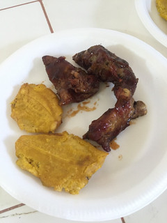 Una foto de Costilla bbq con plátano horneado