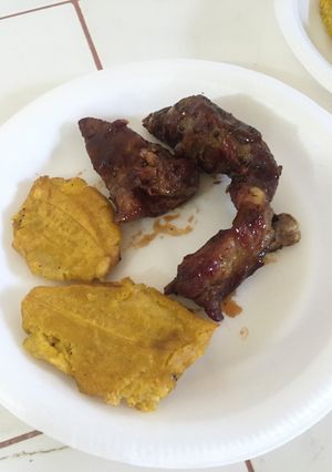 Una foto de Costilla bbq con plátano horneado