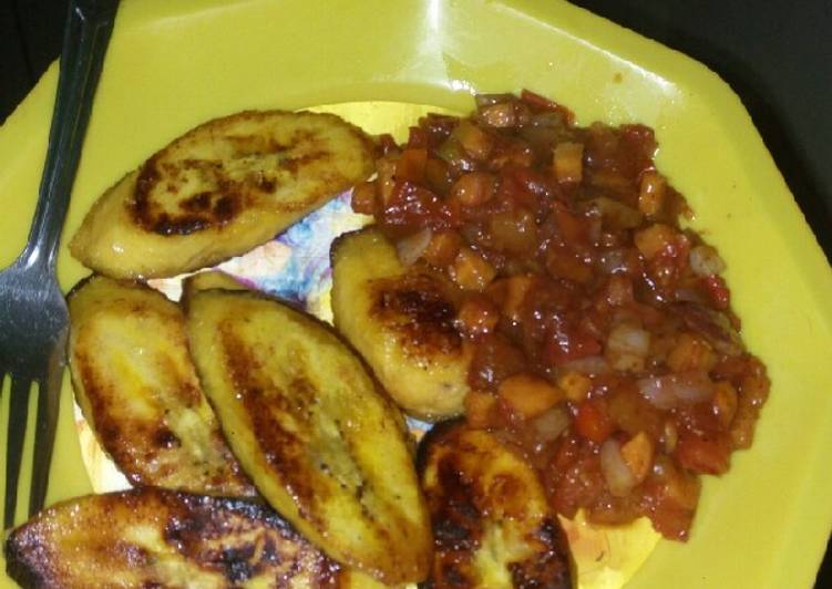 Pan-seared ripe plantains with tomato and carrot sauce