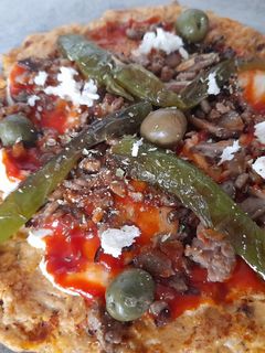 Una foto de Pizza con masa base de pollo