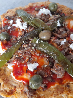 Una foto de Pizza con masa base de pollo