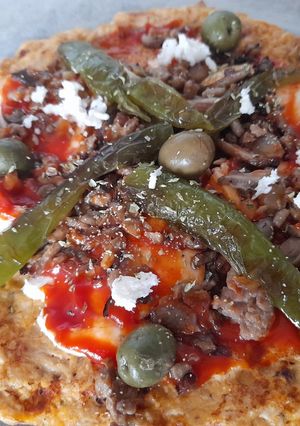 Una foto de Pizza con masa base de pollo