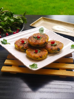 કાચા કેળાં ની ફરાળી પેટીસ (Raw Banana farali Pettis recipe in gu રેસીપી મુખ્ય ફોટો