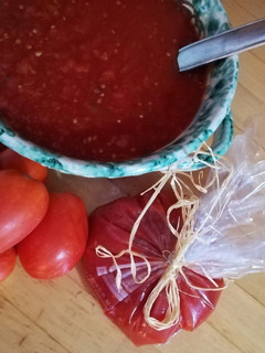 A picture of How to Freeze Tomato Puree 🌷.