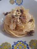 Spaghettoni con crema di cipolle e briciole di salsiccia croccante