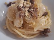 Una foto di spaghetti con salsiccia