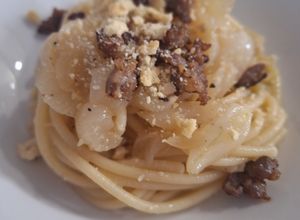 Foto di Spaghettoni con crema di cipolle e briciole di salsiccia croccante
