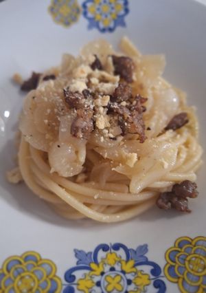 Foto di Spaghettoni con crema di cipolle e briciole di salsiccia croccante