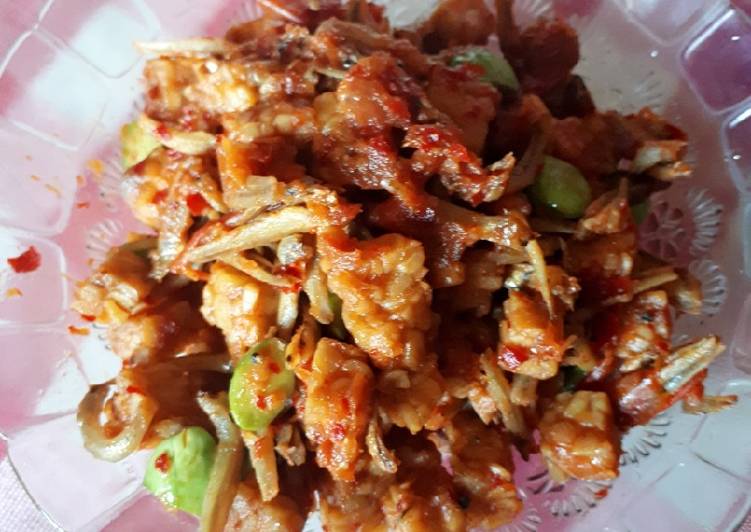 Resep Balado tempe campur teri asin dan petai yang simpel