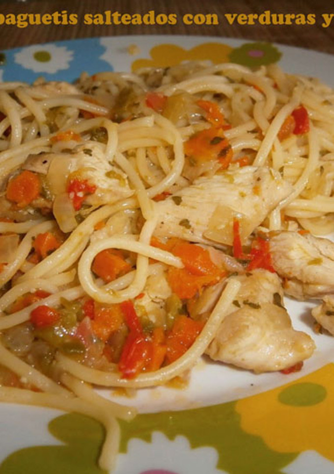 Una foto de Espaguetis salteados con verduras y pavo