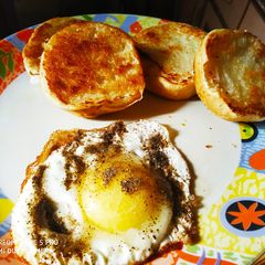A picture of Half fry egg with Crispy Pav.