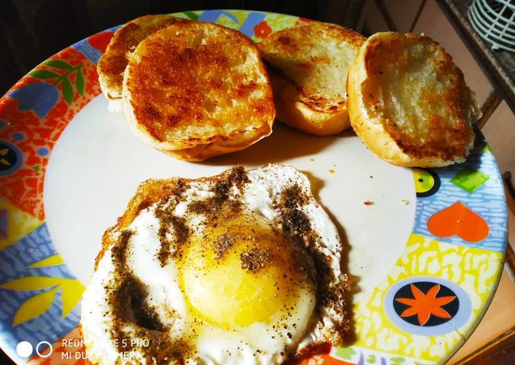 Recipe of Award-winning Half fry egg with Crispy Pav