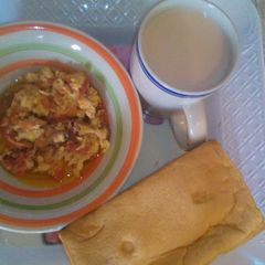 A picture of Egg sauce, egg and tea.
