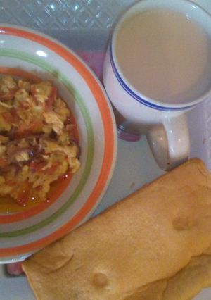 A picture of Egg sauce, egg and tea.