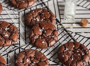 Gambar Fudgy Brownie Crinkle Cookies with Sea Salt Flakes